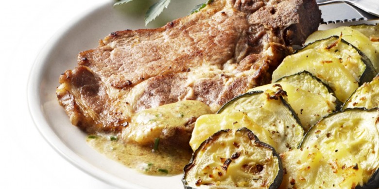 Schouderkarbonade met courgettegratin en kruidenmosterd