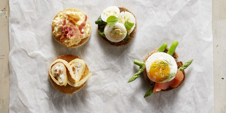 Broodrondjes met spiegelei en gerookte zalm