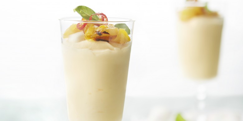 Advocaatparfait met geroosterde mango en basilicum