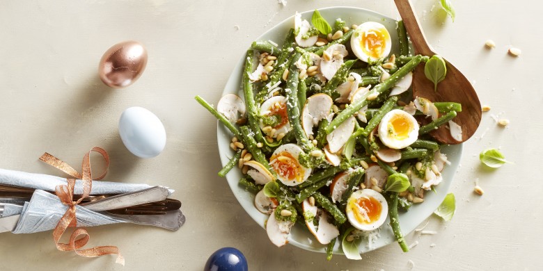 Sperziebonensalade met pesto, gerookte kip en ei