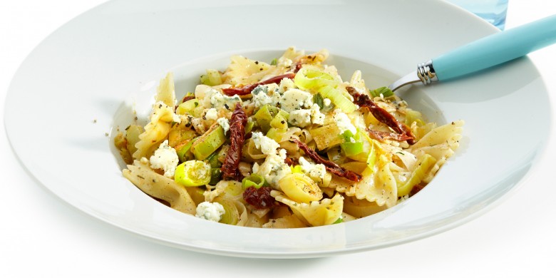 Pasta met prei, tomaat en blauwe kaas