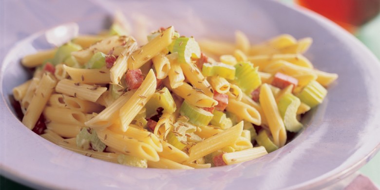 Pasta met salami en bleekselderij