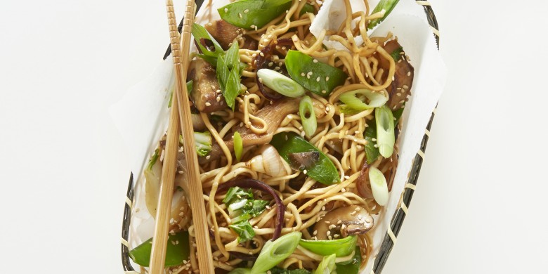 Eiernoedels met paddenstoelen, paksoi en peultjes