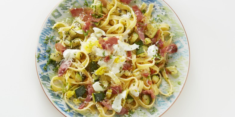 Tagliatelle met citroenricotta, rauwe ham en eiermimosa