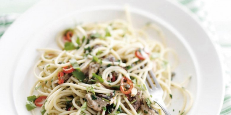 Spaghetti met olijfolie, sardines en kappertjes