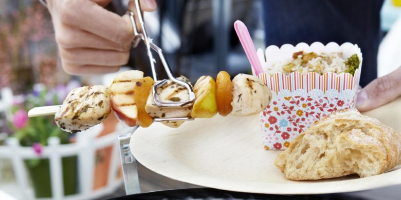 Spiesjes van kip met abrikozen en appel 