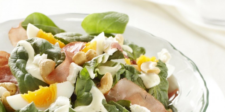 Spinaziesalade met krokante ham en geitenkaasdressing