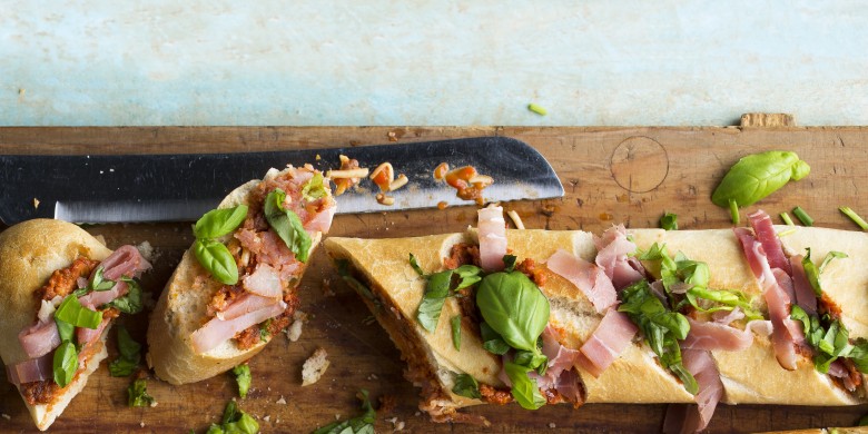 Stokbrood met tomatentapenade, kaas en rauwe ham
