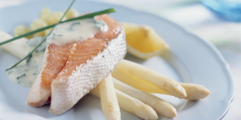 Asperges met gepocheerde zalm en bieslooksaus