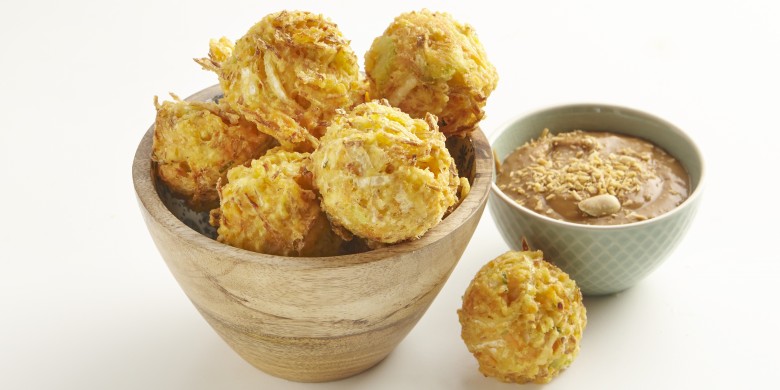 Krokante groentebolletjes met satésaus