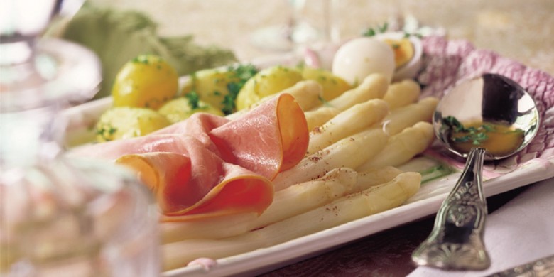 Asperges met gewelde boter, gekookte ham en eieren
