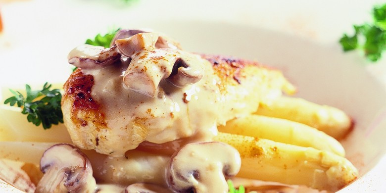 Asperges met kip en champignonsaus