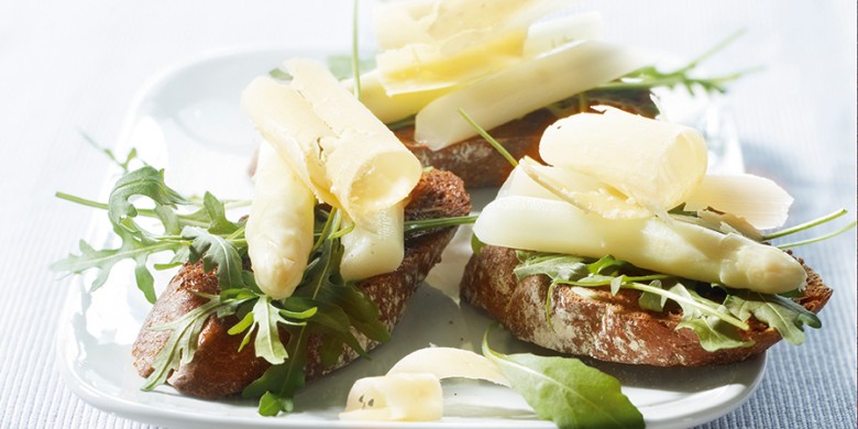Crostini met asperges en kaaskrullen