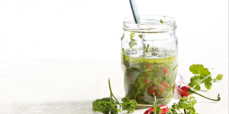 Frisse marinade met verse kruiden en rode peper