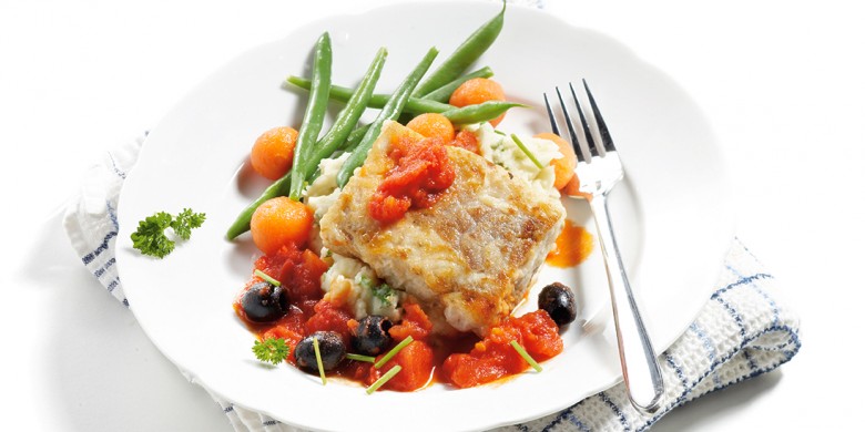 Gebakken koolvisfilet op aardappelpuree met tuinkruiden