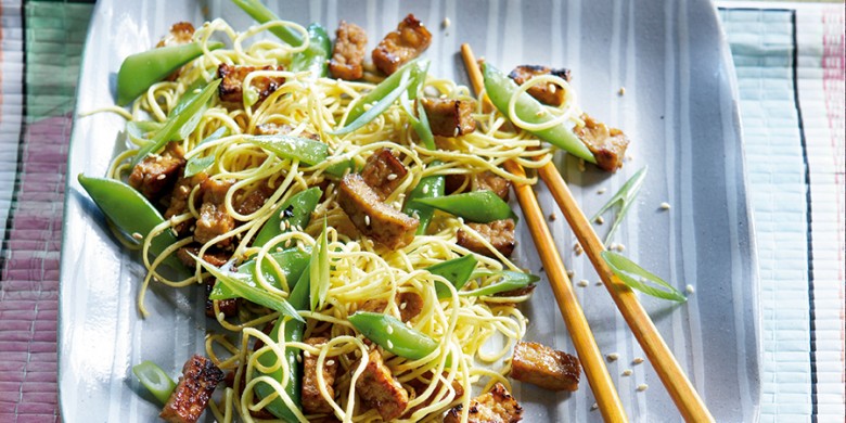 Gebakken mie met sugarsnaps en pikante tofu