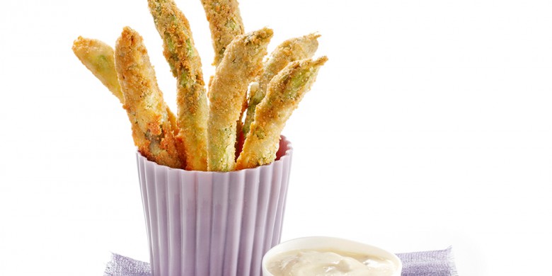 Gefrituurde groene asperges met dip