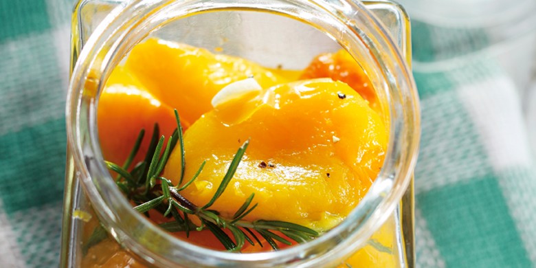 Gemarineerde gele paprika met rozemarijn en knoflook