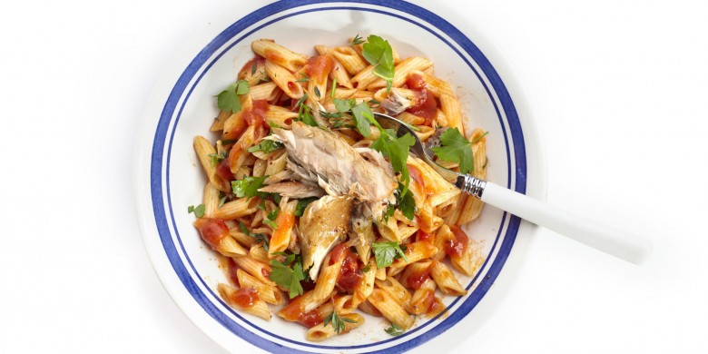 Pittige pasta met tomatensaus en makreel