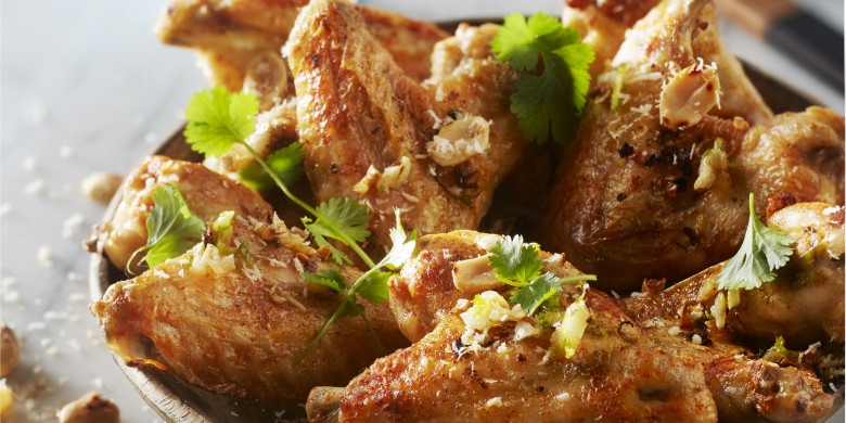 In kokosmelk en limoen gemarineerde kippenvleugels