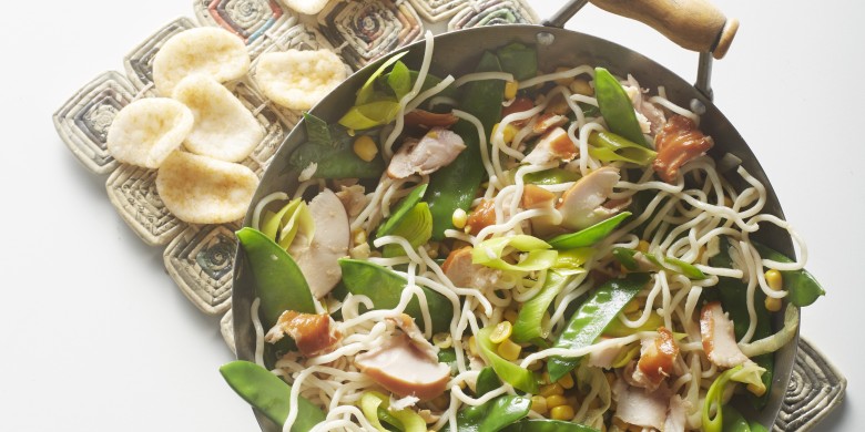Wokschotel met gerookte kip, mais en peultjes