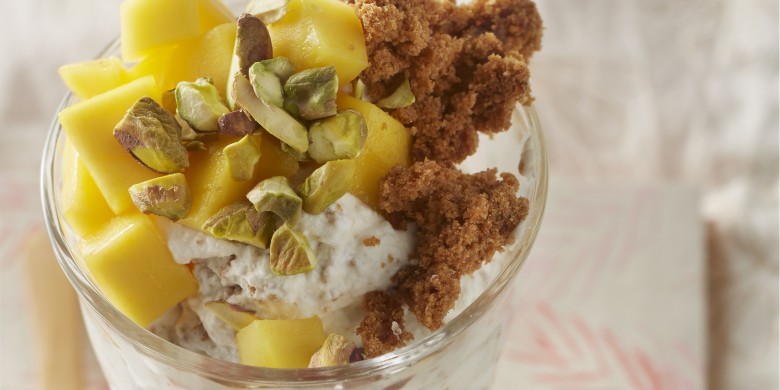 Kruidkoekmousse met mango en pistache