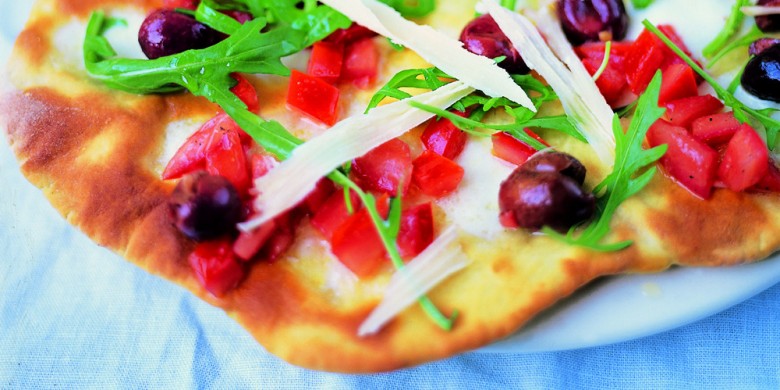 Pizza met olijf, tomaat, rucola, Parmezaan en mozzarella