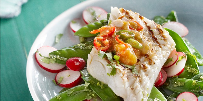 Geroosterde kabeljauw met peultjes-radijssalade