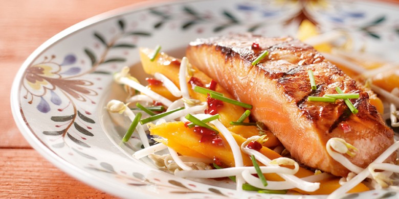 Geroosterde zalm met rode peperdressing