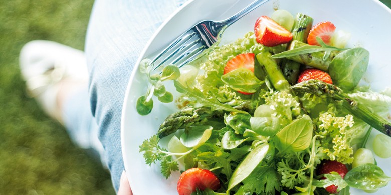 Groene salade met asperges, aardbeien en druiven