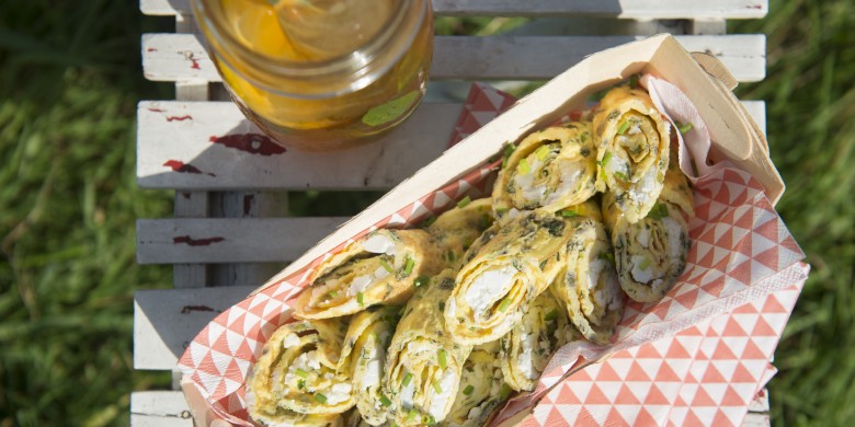 Omeletrolletjes met feta en kruiden