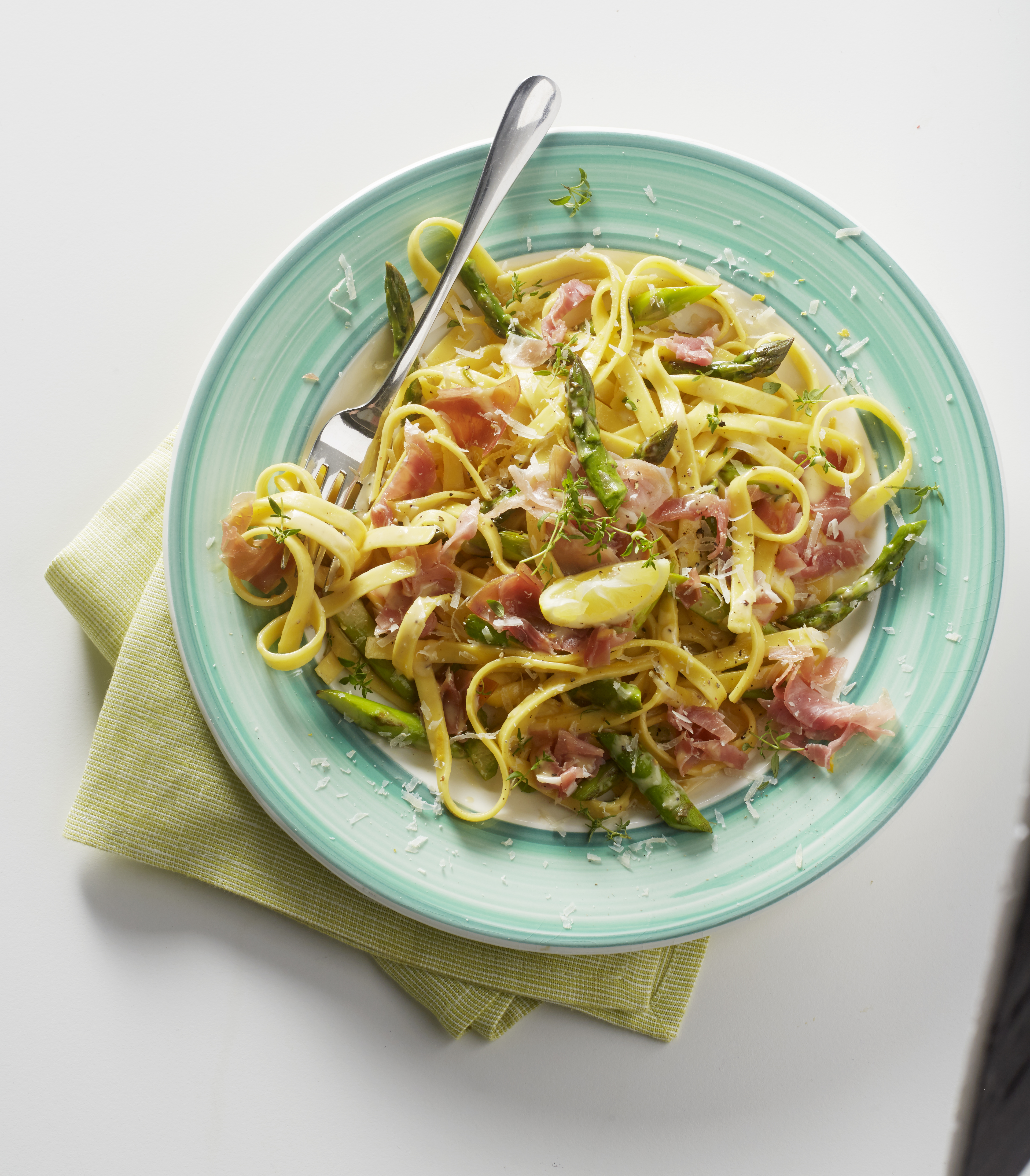 Tagliatelle carbonara met asperges, rauwe ham en citroen