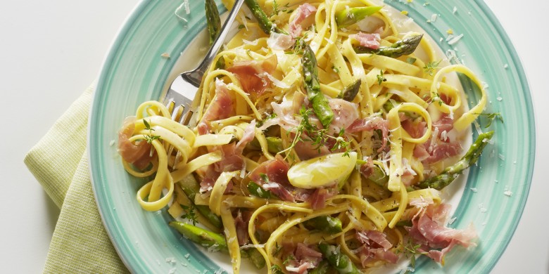 Tagliatelle carbonara met asperges, rauwe ham en citroen