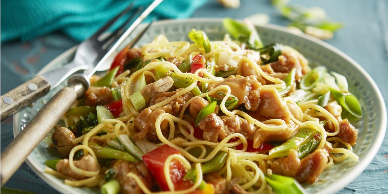 Zoetzure mie-roerbak met kip