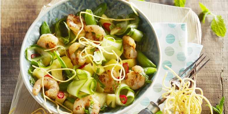 Salade van ananas en gamba’s met gefrituurde eiermie