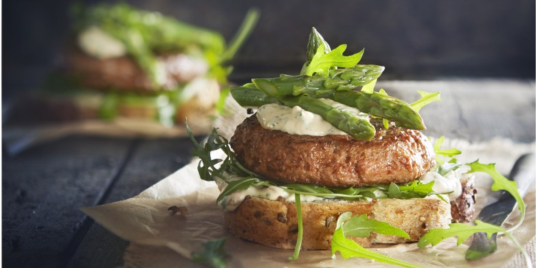 Sandwichburger met ansjovissaus en groene asperges