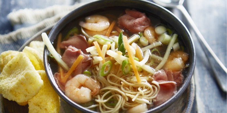 Chinese miesoep met garnalen en rosbief