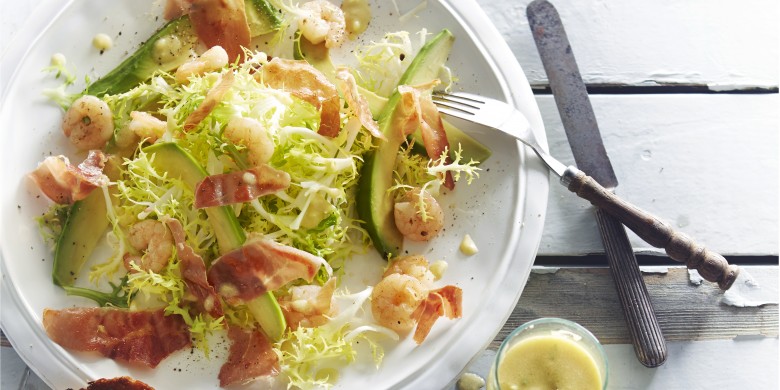 Avocadosalade met krokante parmaham en knoflookgarnalen
