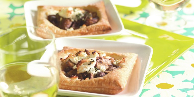 Bladerdeegtaartjes met geitenkaas en champignons