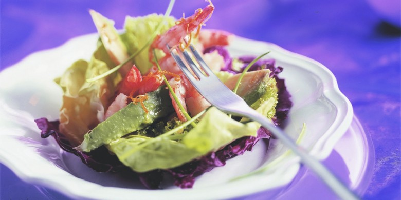 Gebakken garnalen met avocadosalade