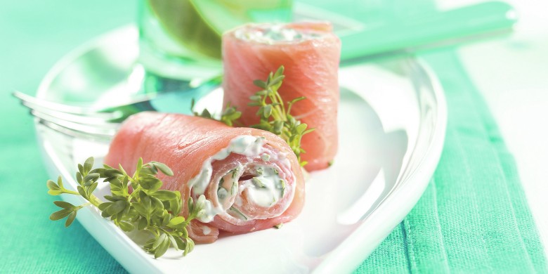 Gerookte zalmrolletjes met kruidige roomvulling