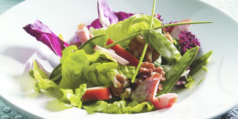 Groene salade met peultjes en gerookte kip