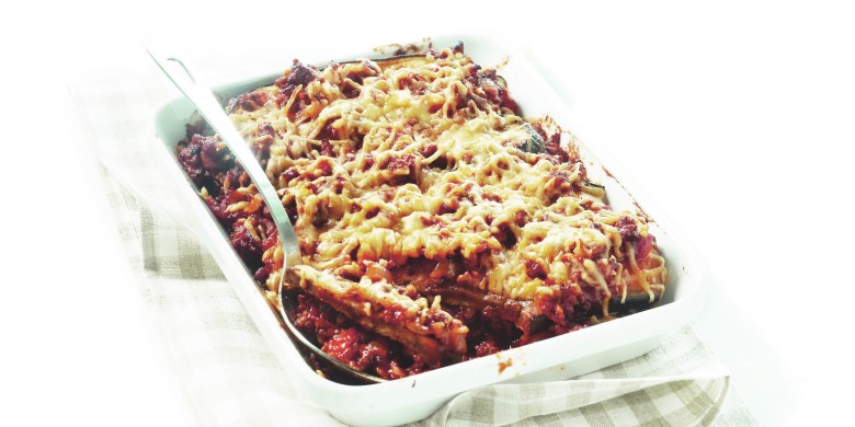 Mediterrane aubergineschotel met tomaat en gehakt