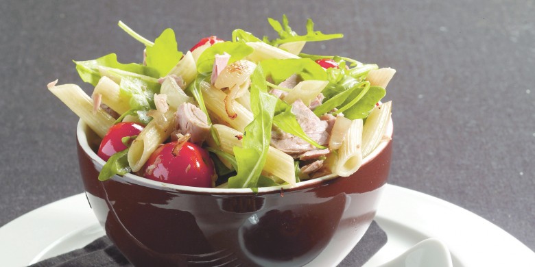 Pasta met tonijn, kerstomaten en rucola