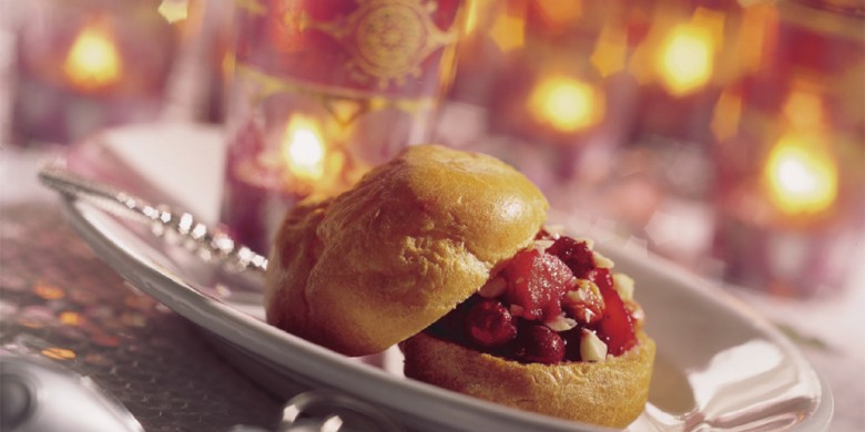 Zoete soezen gevuld met cranberry-rozijnen compote en hazelnoten