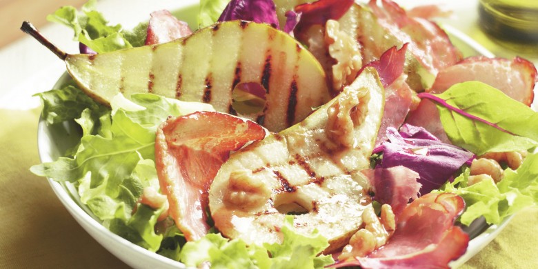 Salade met gegrilde peer en krokante parmaham