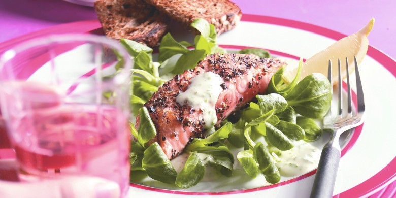 Salade van geroosterde zalm met mierikswortelmayonaise