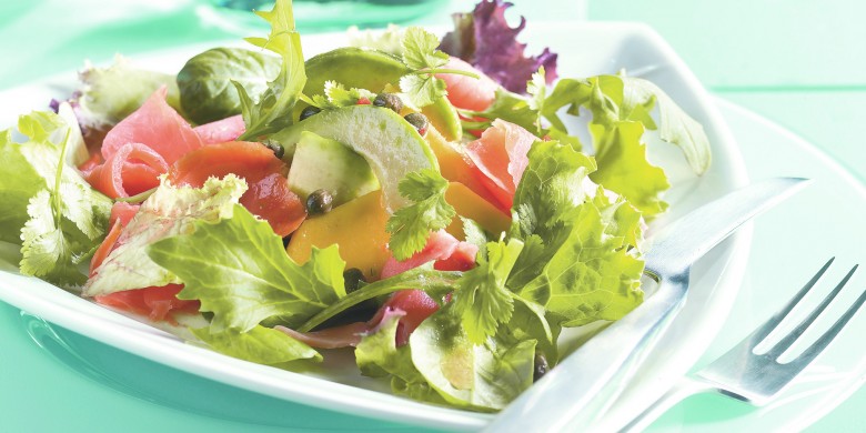 Salade van mango, avocado en zalm