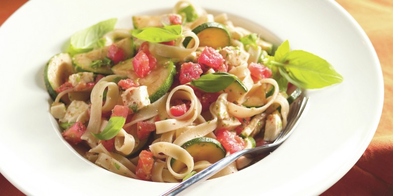 Tagliatelle met courgette, tomaat en mozzarella