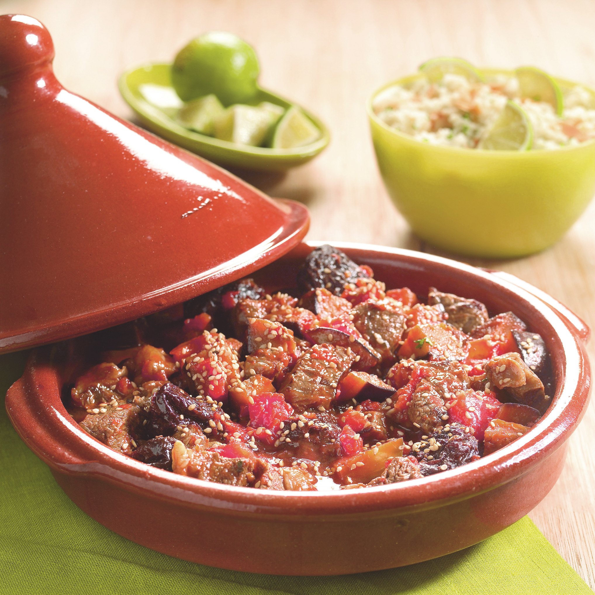 Tajine van rundvlees, pruimen en aubergines